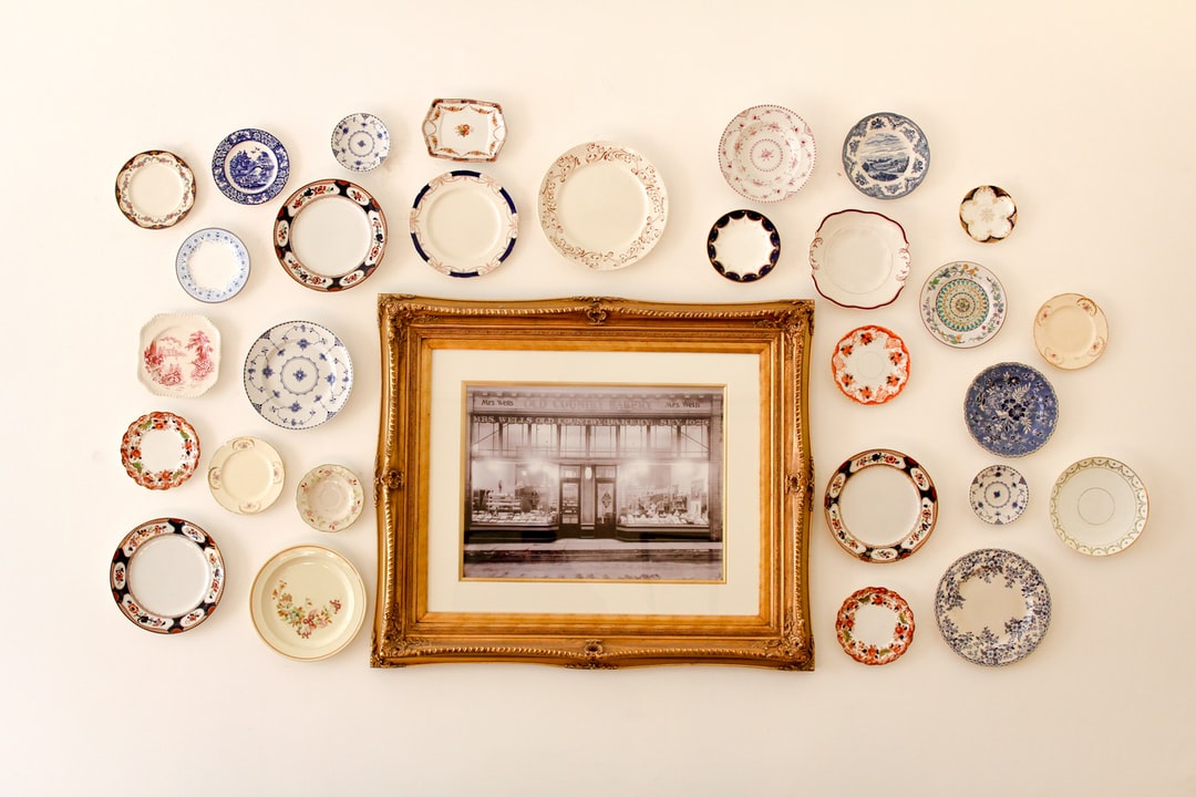 Wall art design with photo frames